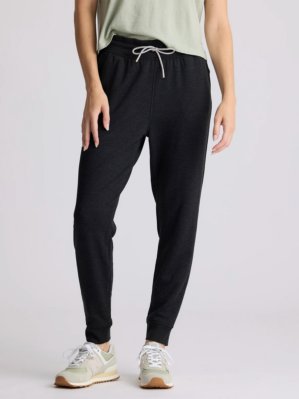 Free Fly Women's Bamboo Lightweight Fleece Jogger Heather Black