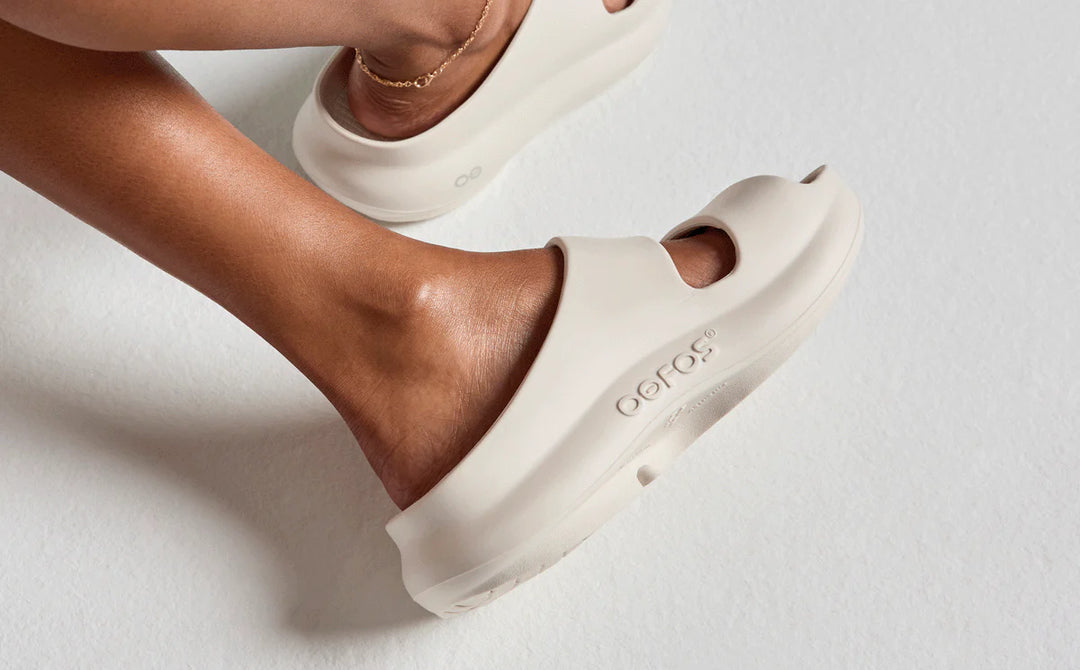 Oofos Women’s Ooyea Slide Sandal Chalk2