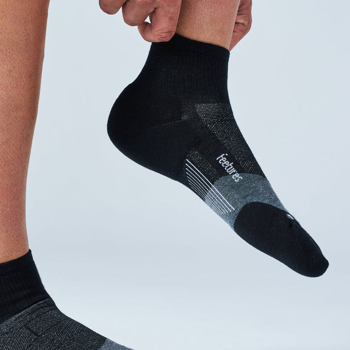 Feetures Merino 10 Max Cushion Quarter socks in Black - on foot