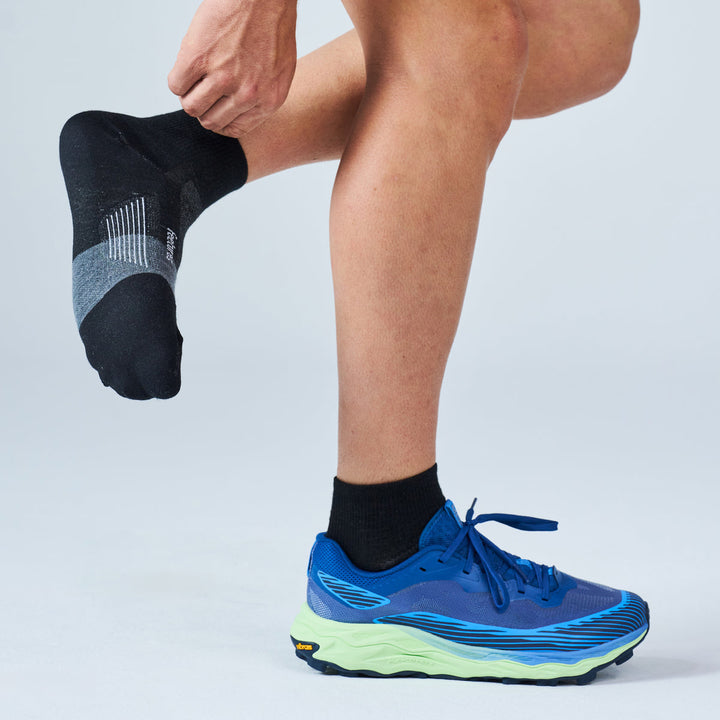 Feetures Merino 10 Max Cushion Quarter socks in Black - lifestyle